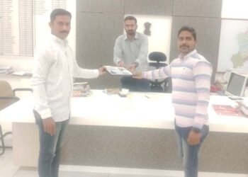 जिल्हाधिकाऱ्यांना ‘हर घर तिरंगा’ प्रतिमा भेट ; अभियानाला नागरिकांचा प्रतिसाद