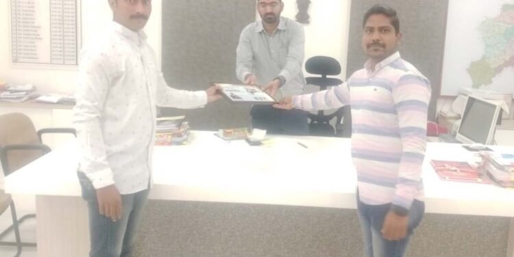 जिल्हाधिकाऱ्यांना ‘हर घर तिरंगा’ प्रतिमा भेट ; अभियानाला नागरिकांचा प्रतिसाद