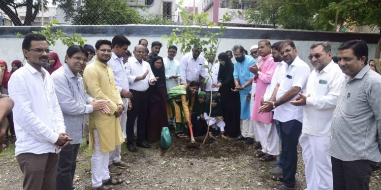 पेट्रोल डिझेलवरील व्हॅट कमी केल्यामुळे सामान्यांना दिलासा – आ.भोळे