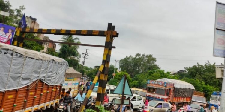 सुरत रेल्वे गेटजवळ ट्रॅफिक जाम ; नागरिकांना त्रास