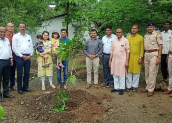 पोलीस अधिक्षकांनी मुलीचा वाढदिवस केला वृक्षारोपण करून