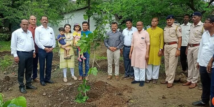 पोलीस अधिक्षकांनी मुलीचा वाढदिवस केला वृक्षारोपण करून