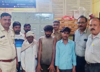 वेडसर इसमाला पोलिसांनी केले कुटूंबियांच्या स्वाधीन