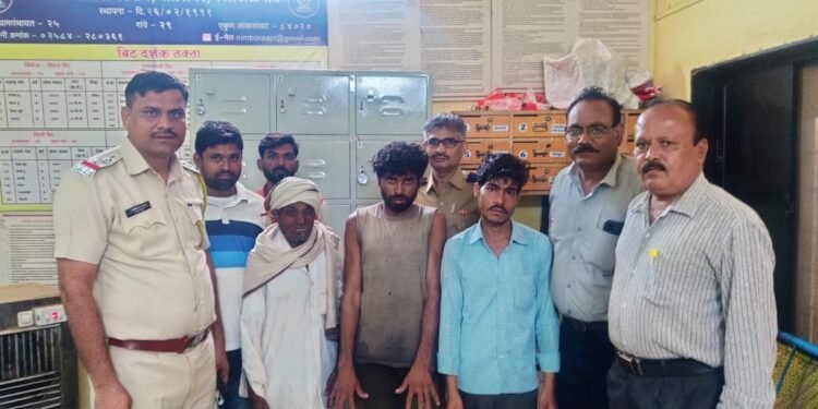 वेडसर इसमाला पोलिसांनी केले कुटूंबियांच्या स्वाधीन