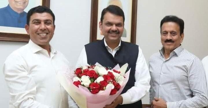 उपमुख्यमंत्री फडणवीस व आ.महाजन यांचा अमोल शिंदेंनी केला सत्कार