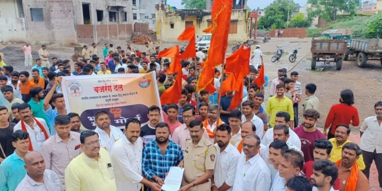 शेंदुर्णीत हिंदूचा भव्य मूक मोर्चा