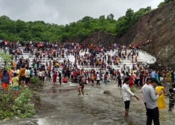 निंबादेवी धरणावर पर्यटकांची अलोट गर्दी ; प्रशासनाचे दुर्लक्ष