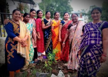 श्रद्धा महिला मंडळातर्फे वृक्षारोपण