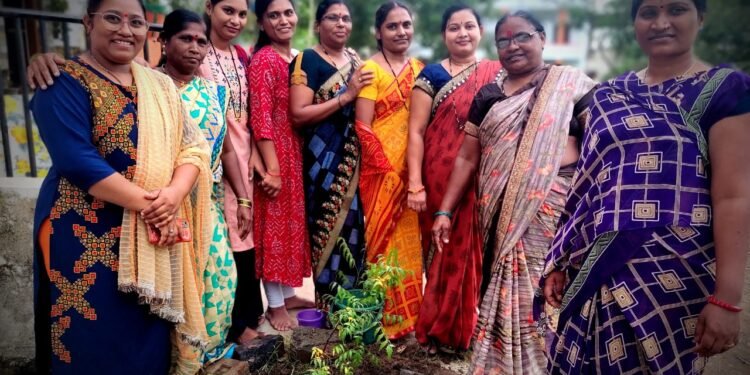 श्रद्धा महिला मंडळातर्फे वृक्षारोपण
