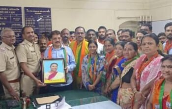 भाजपतर्फे शासकीय कार्यालयांना राष्ट्रपतींची प्रतिमा भेट