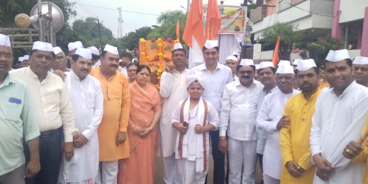 भाविकांच्या उत्साहात निघाली पालखी दिंडी