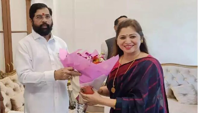 दोघांनीही एक एक पाऊल पुढे या, दिपाली सय्यद यांचं शिंदे-ठाकरेंना आवाहन