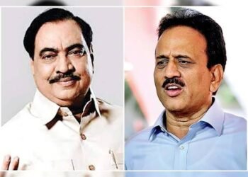 मंदिरात गेले, प्रसाद संपला, बाहेर आले तर चप्पल चोरीला, महाजनांनी खडसेंना डिवचलं