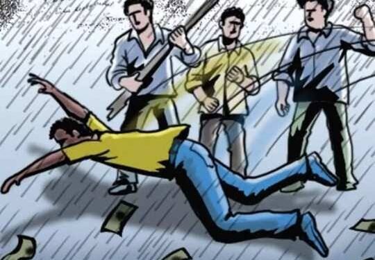 महावीर नगरातील तरुणाच्या डोळ्यात मिरची पावडर टाकून लुटलं