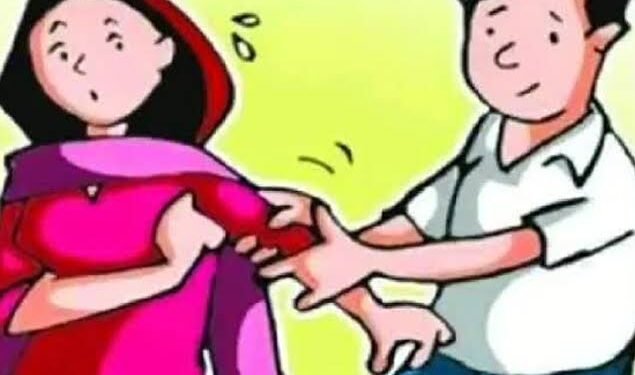 तरुणीचा फोटो काढून केला व्हायरल ; गुन्हा दाखल