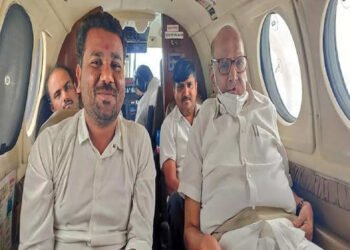 कोण आहे हा तरुण जो शरद पवारांसोबत विमानातून करतोय प्रवास