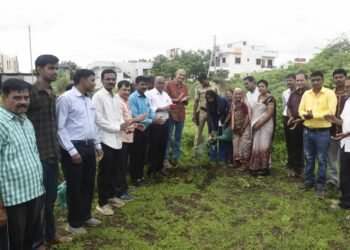 आयुक्त विद्या गायकवाड यांच्या सह ८० वर्षाच्या आजी व नातवंडांनी वृक्षसंवर्धनाची घेतली प्रतिज्ञा