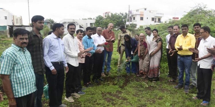 आयुक्त विद्या गायकवाड यांच्या सह ८० वर्षाच्या आजी व नातवंडांनी वृक्षसंवर्धनाची घेतली प्रतिज्ञा