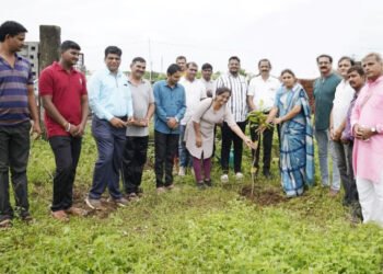 आपल्या श्वासाप्रमाणे झाडे जपा – न्या. ए. ए. शेख