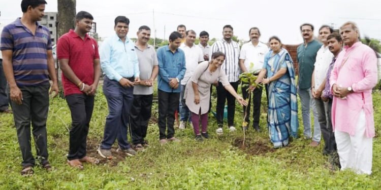 आपल्या श्वासाप्रमाणे झाडे जपा – न्या. ए. ए. शेख