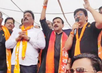 जळगावात शिवसैनिक आक्रमक ; रस्त्यावर जाळले प्रतिकात्मक पुतळे