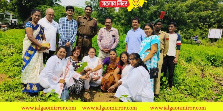 आयुर्वेदिक वृक्षाचे रोपण भेट देऊन दिन साजरा