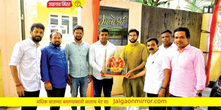 जळगावच्यावतीने आदित्य ठाकरे यांना संकल्पपूर्ती ‘श्रीं’ची मूर्ती भेट