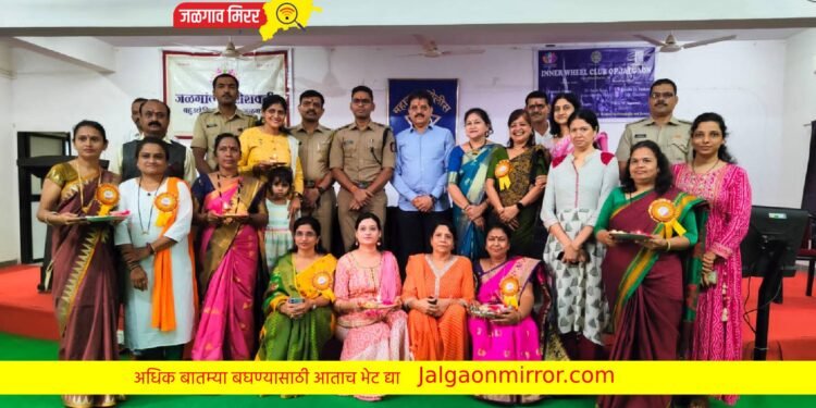 नारीशक्तीने बांधले पोलीस बांधवांच्या हातावर रक्षासूत्र