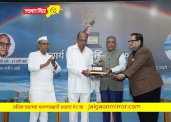 कविवर्य ना.धों. महानोर यांना आचार्य अत्रे मानचिन्ह पुरस्कार प्रदान