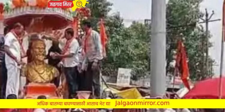 मंत्री पाटील यांनी माल्यार्पण केलेल्या स्मारकाला शिवसेनेकडून दूग्धाभिषेक करीत केले शुध्दीकरण