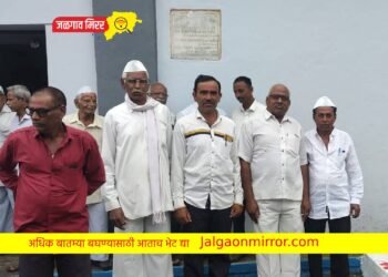 लोहारा विकासोत ध्वजरोहण ; नागरिकांची उपस्थिती