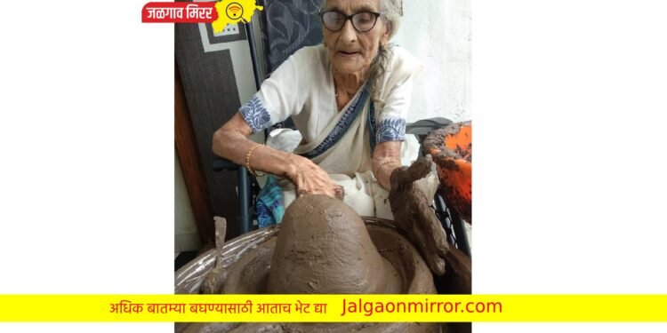 ८४ वर्षीय आजीने घरीच साकारले ‘मातीचे शिवलिंग’