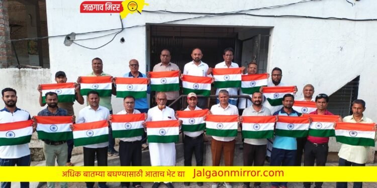 “हर घर तिरंगा” उपक्रम अंतर्गत तिरंगा ध्वजाचे वितरण