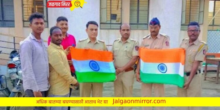 तालुका पोलीस स्थानकात राष्ट्रध्वज वाटप