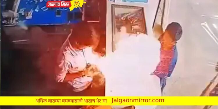 तरुणाच्या हातातच मोबाईलचा स्फोट : व्हिडीओ व्हायरल