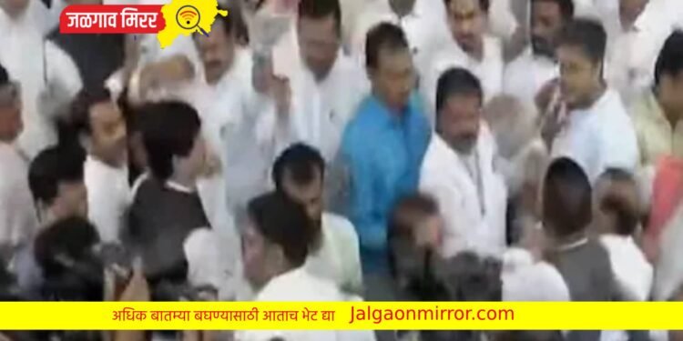 ‘५० खोके एकदम ओके’ सत्ताधाऱ्याना झोंबले ; पायऱ्यावर विरोधकांवर तुटून पडले