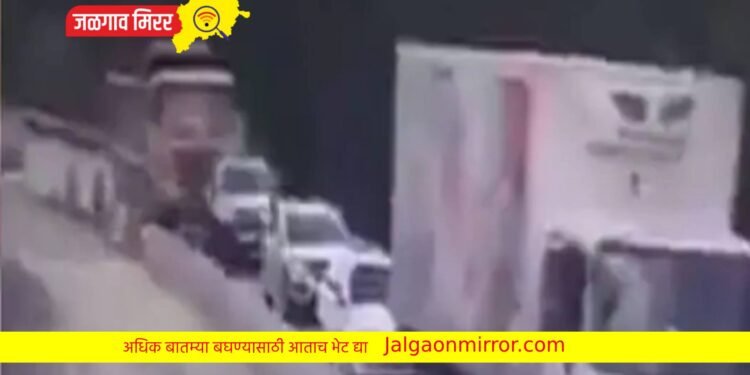 डोळ्यादेखत 23 सेकंदात 4 धावत्या गाड्या गायब ; रस्त्यावर असं घडलं तरी काय पाहा व्हिडीओ