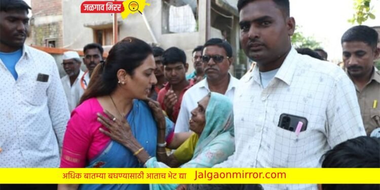 जनसंवाद यात्रेत रोहिणीताई खडसे यांनी साधला अपंग, विधवा ,निराधार यांच्या समवेत संवाद