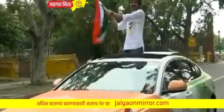 ‘हर घर तिरंगा’ मोहिमेसाठी तरुणाने केला २ लाख खर्च ; व्हिडीओ व्हायरल