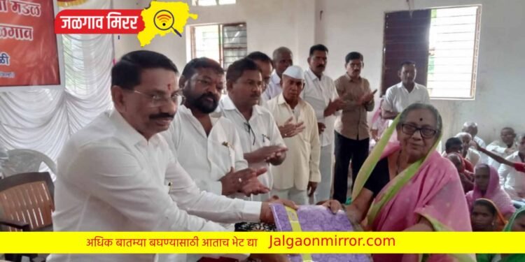 गुलाबराव देवकर यांच्या हस्ते गरजू महिलांना साडी वाटप