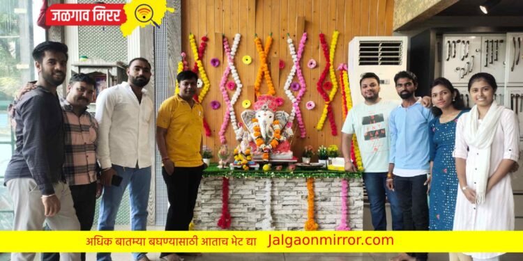 श्री ओम प्लायवूडमध्ये बाप्पाचे आगमन