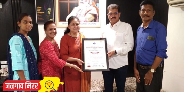 मनीषा पाटील यांना खान्देश प्रेरणा पुरस्कार प्रदान