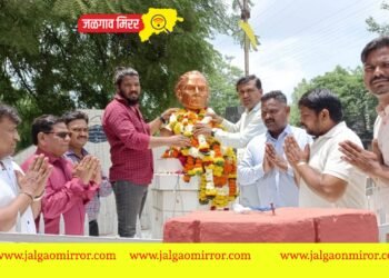जळगावात लोकशाहीर अण्णाभाऊ साठे यांना जयंतीनिमित्त विनम्र अभिवादन