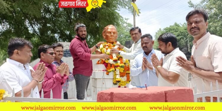 जळगावात लोकशाहीर अण्णाभाऊ साठे यांना जयंतीनिमित्त विनम्र अभिवादन