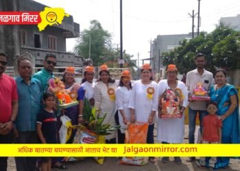 जळगावात महिलांनी केला गणेश घाटावर निर्माल्य संकलन