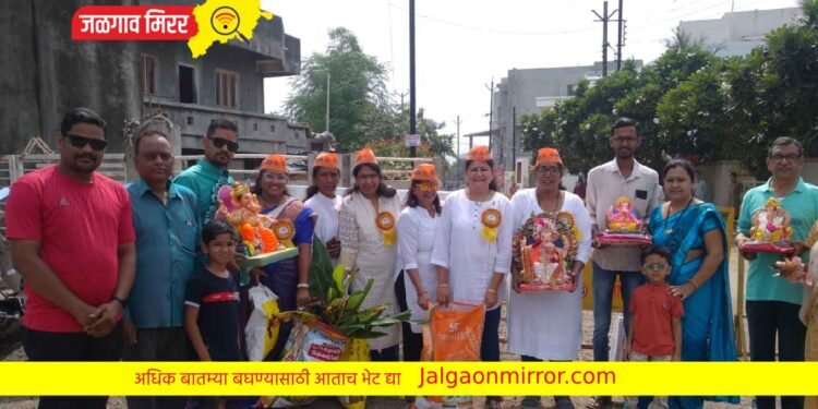 जळगावात महिलांनी केला गणेश घाटावर निर्माल्य संकलन