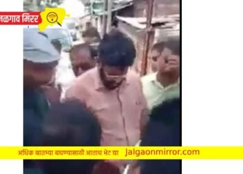 बच्चू कडू पुन्हा अडचणीत ! पोलिसांसमोरच लगावली कार्यकर्त्याच्या कानशिलात ; Video झाला Viral