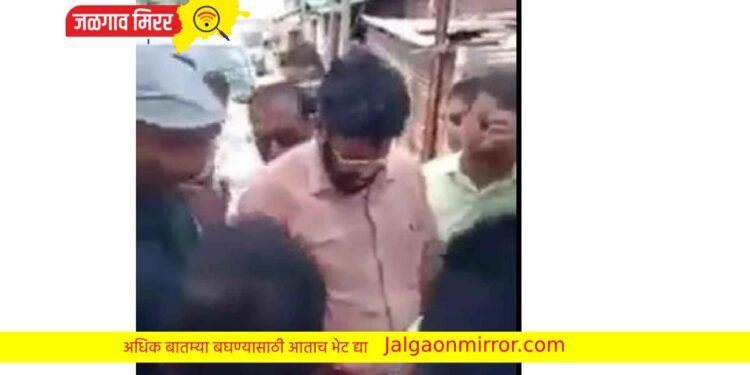 बच्चू कडू पुन्हा अडचणीत ! पोलिसांसमोरच लगावली कार्यकर्त्याच्या कानशिलात ; Video झाला Viral