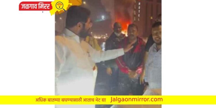 मुंबई विमानतळाजवळ कारला आग : भरपावसात मुख्यमंत्री शिंदे धावले मदतीला