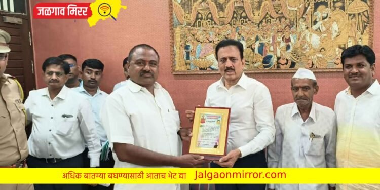 ना.महाजन यांच्या हस्ते रमेश लिंगायत यांना कोरोनायोद्धा पुरस्कार प्रदान